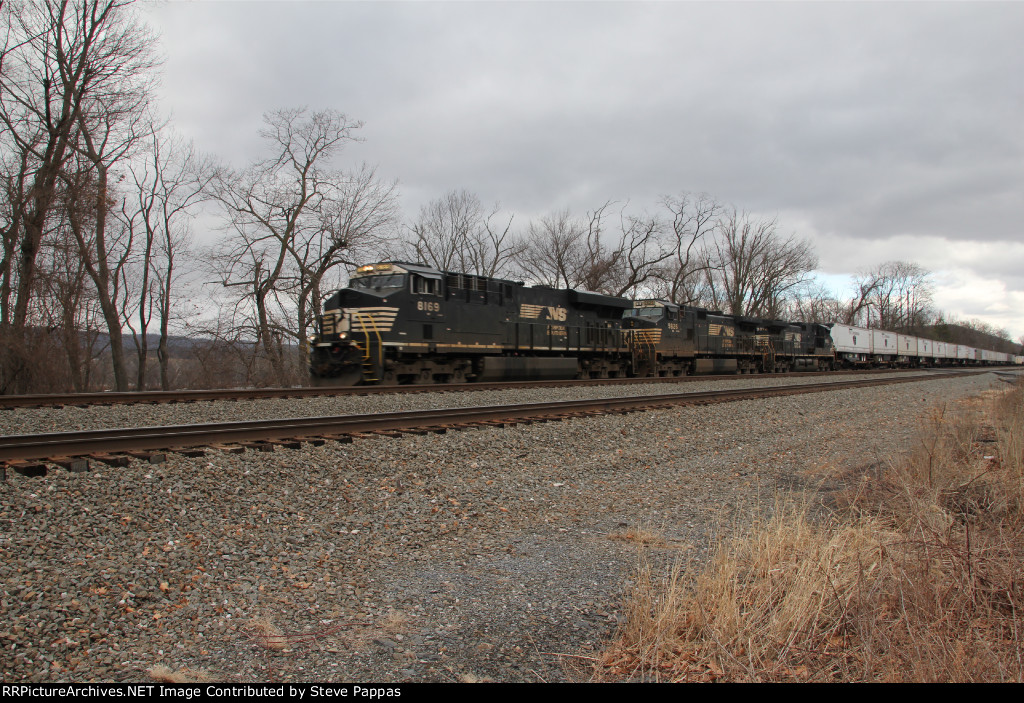 NS 8169 with a westbound intermodal train
